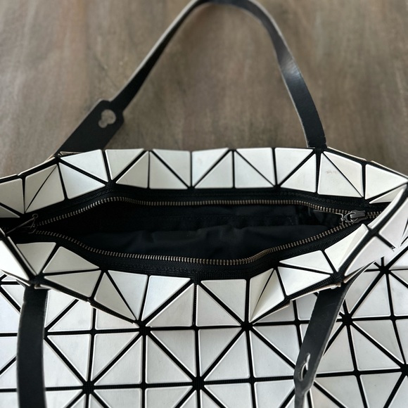 Rock Matte Finish Tote - White Matte
BAO BAO ISSEY MIYAKE - Picture 2 of 12
